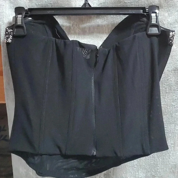 Glamorous corset bone structure built in - Picture 3 of 9